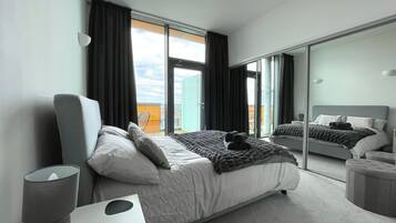 Luksusleilighet, byutsikt | 2 soverom, skrivebord, skrivebord for bærbar PC og strykejern/-brett