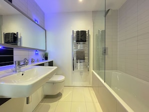 Luxury-Apartment, Stadtblick | Badezimmer | Kostenlose Toilettenartikel, Haartrockner, Handtücher, Seife