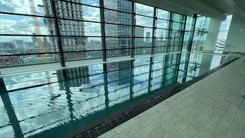 Kolam renang indoor