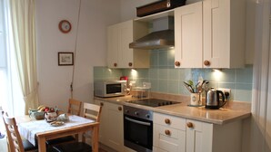 Kaffetrakter/tekoker, kjøleskap, mikrobølgeovn og ovn