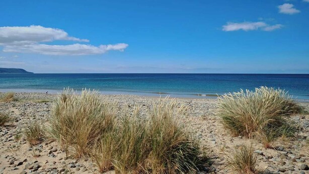 På stranden