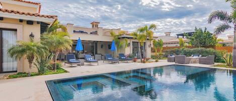 Piscina a l'aire lliure i piscina climatitzada