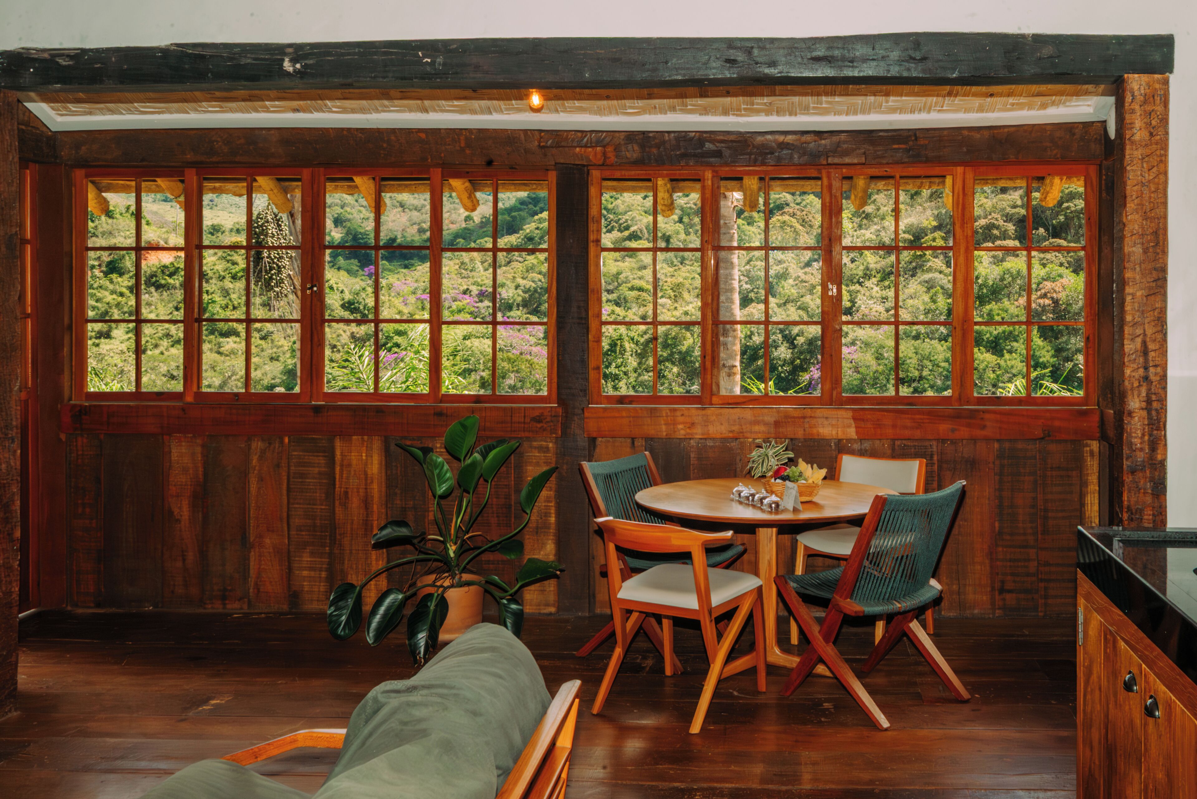 Casa, vista para a montanha | Opções para refeição no quarto