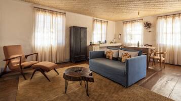 Casa superior, vista para o pátio | Área de estar