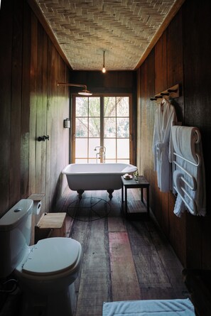 Loft | Bathroom | Hair dryer, slippers, towels, soap - Ibiti Village (Lima Duarte)