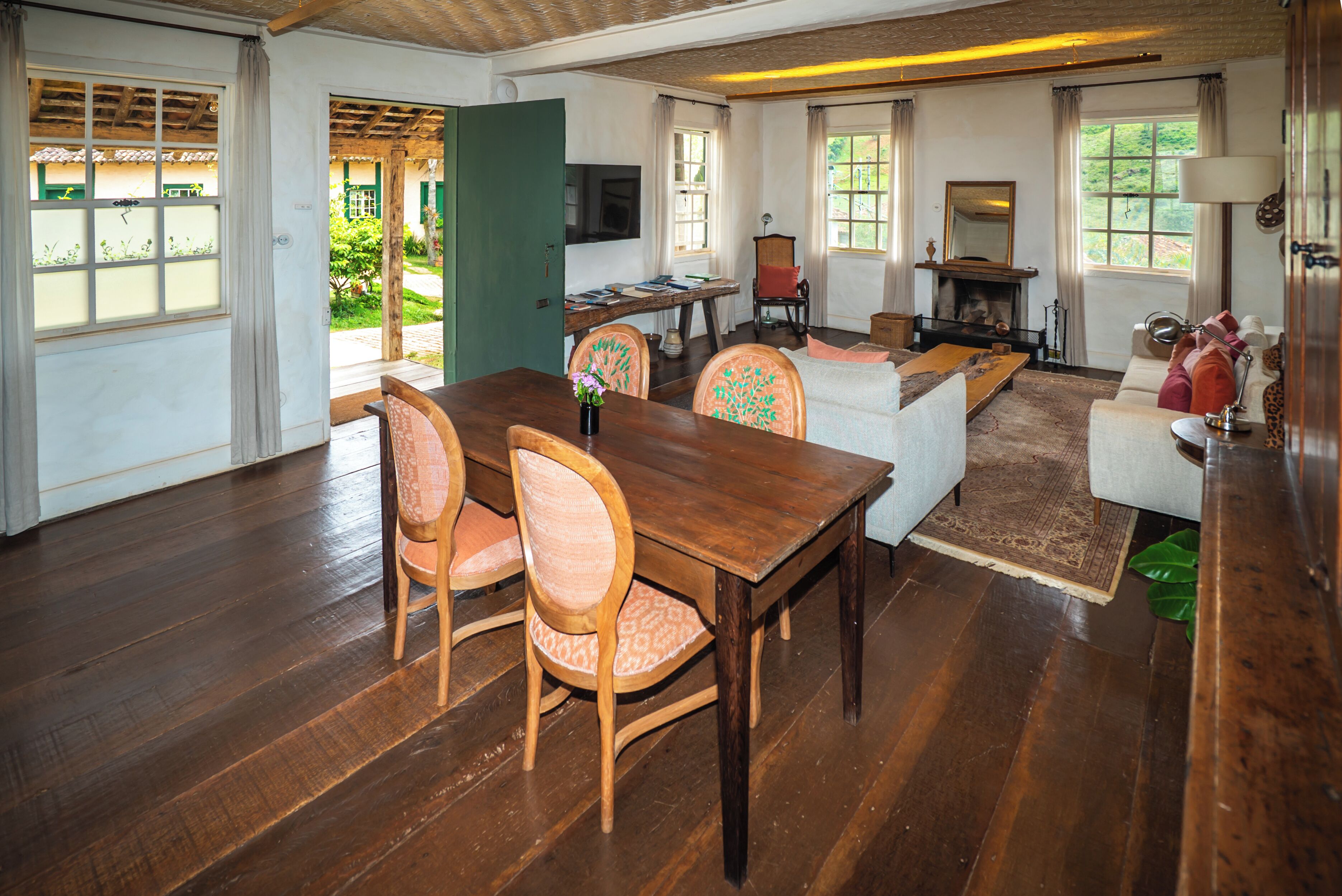 Khu vực ăn uống tại phòng