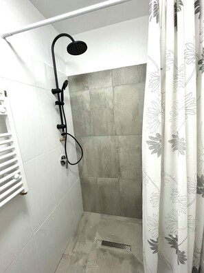Shower, free toiletries, hair dryer, slippers - One Room Iasi (Iași)