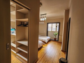 2 bedrooms, desk, iron/ironing board, WiFi