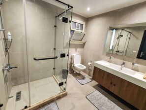 Toallas, jabón, papel de baño