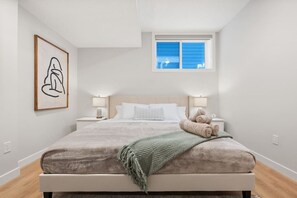 2 Schlafzimmer, Schreibtisch, Bügeleisen/Bügelbrett, Reisekinderbett