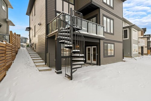 Private Suite »  Near Canal » AC » King Bed /w TV