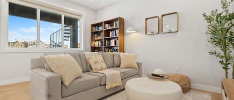 Una Smart TV, libros, una oficina