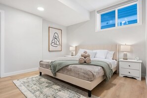 2 bedrooms, desk, iron/ironing board, travel cot - Private Suite »  Near Canal » AC » King Bed /w TV (Chestermere)