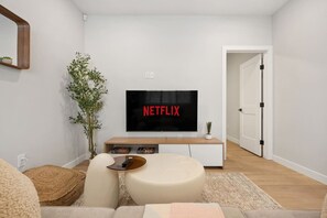 Smart-tv, boeken en een kantoor