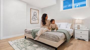2 habitaciones, escritorio y tabla de planchar con plancha