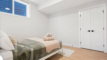 2 habitaciones, escritorio y tabla de planchar con plancha
