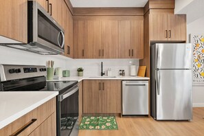 Réfrigérateur, four à micro-ondes, un four, surface de cuisson