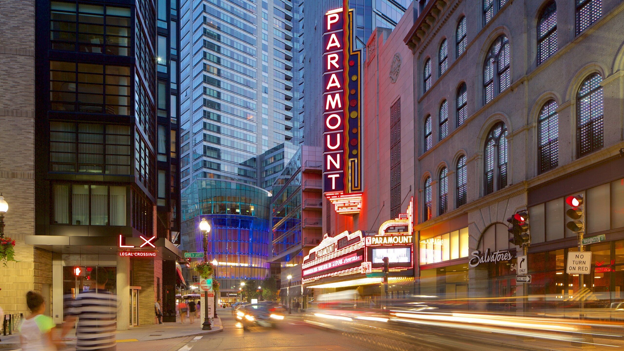 Straßenansicht mit dem markanten Paramount Theater, einem modernen Glaswolkenkratzer und dem Restaurant Salvatore's.
