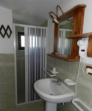 Dusche, Haartrockner, Bidet, Handtücher