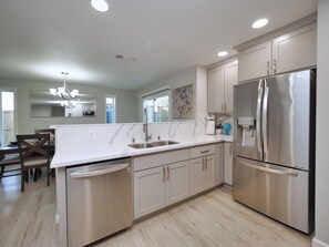 ثلاجة، ميكروويف، فرن، موقد طهي مسطح