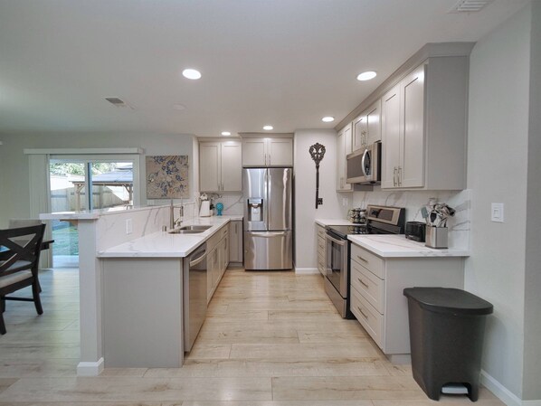 ثلاجة، ميكروويف، فرن، موقد طهي مسطح