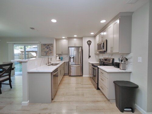 Sacramento 4 Bedroom Home | Pool Hot-Tub Mini Golf