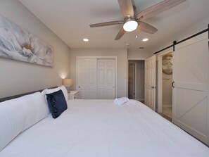 4 makuuhuonetta, silitysrauta/-lauta, vauvan matkasänky, Wi-Fi