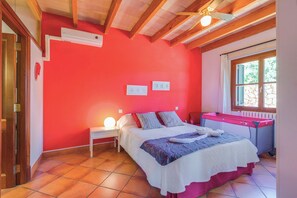 4 bedrooms, iron/ironing board, WiFi, bed sheets