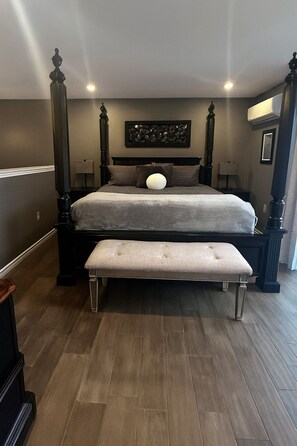 Tabla de planchar con plancha, wifi, ropa de cama