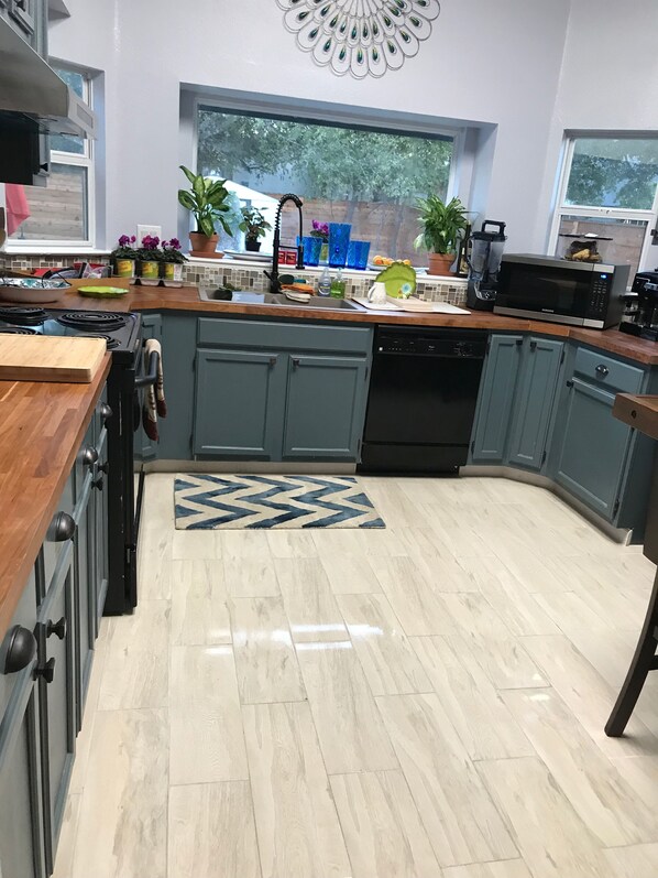 Micro-ondes, four, plaque de cuisson, serviettes en papier