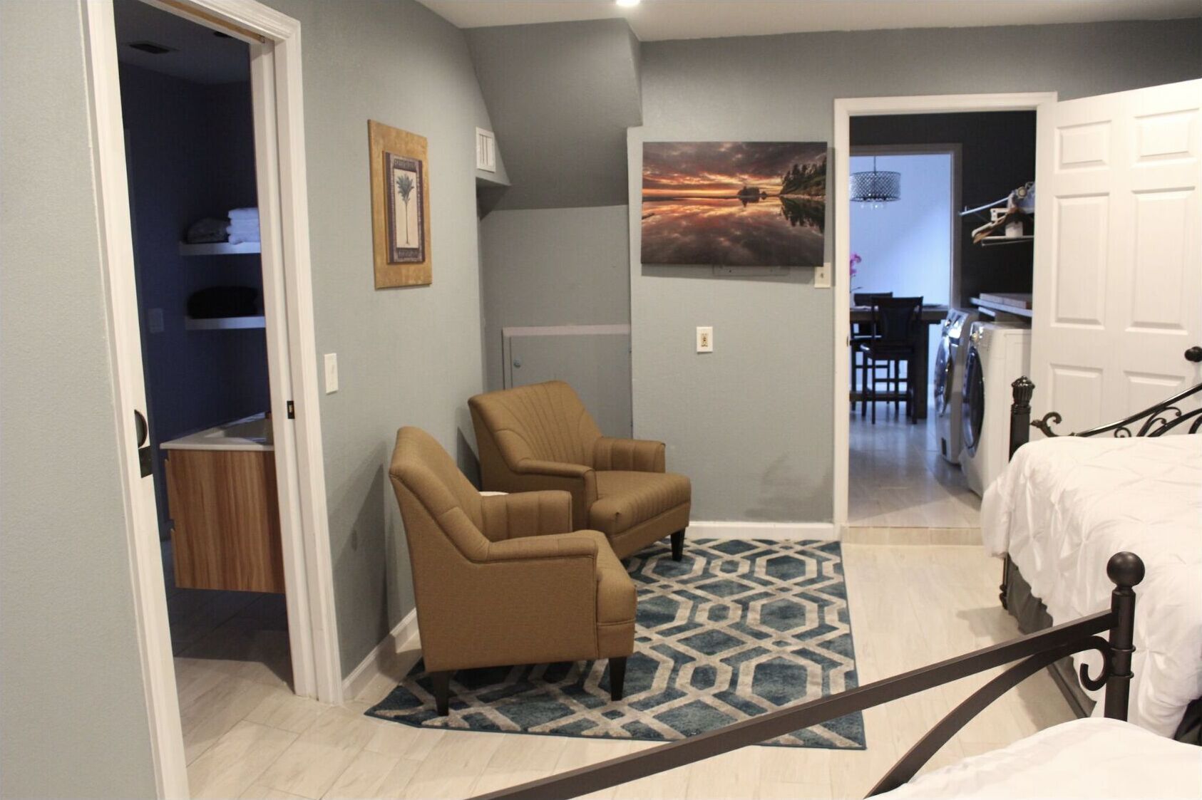 5 habitaciones, tabla de planchar con plancha, wifi y ropa de cama 