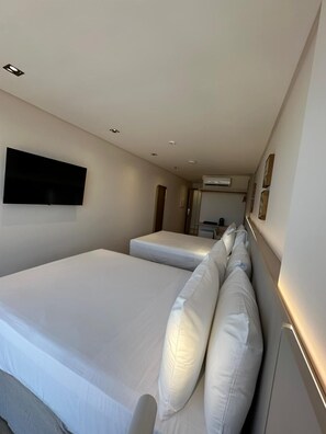 Habitación cuádruple Confort | Baño | Regadera, amenidades de baño gratuitas, toallas, jabón 