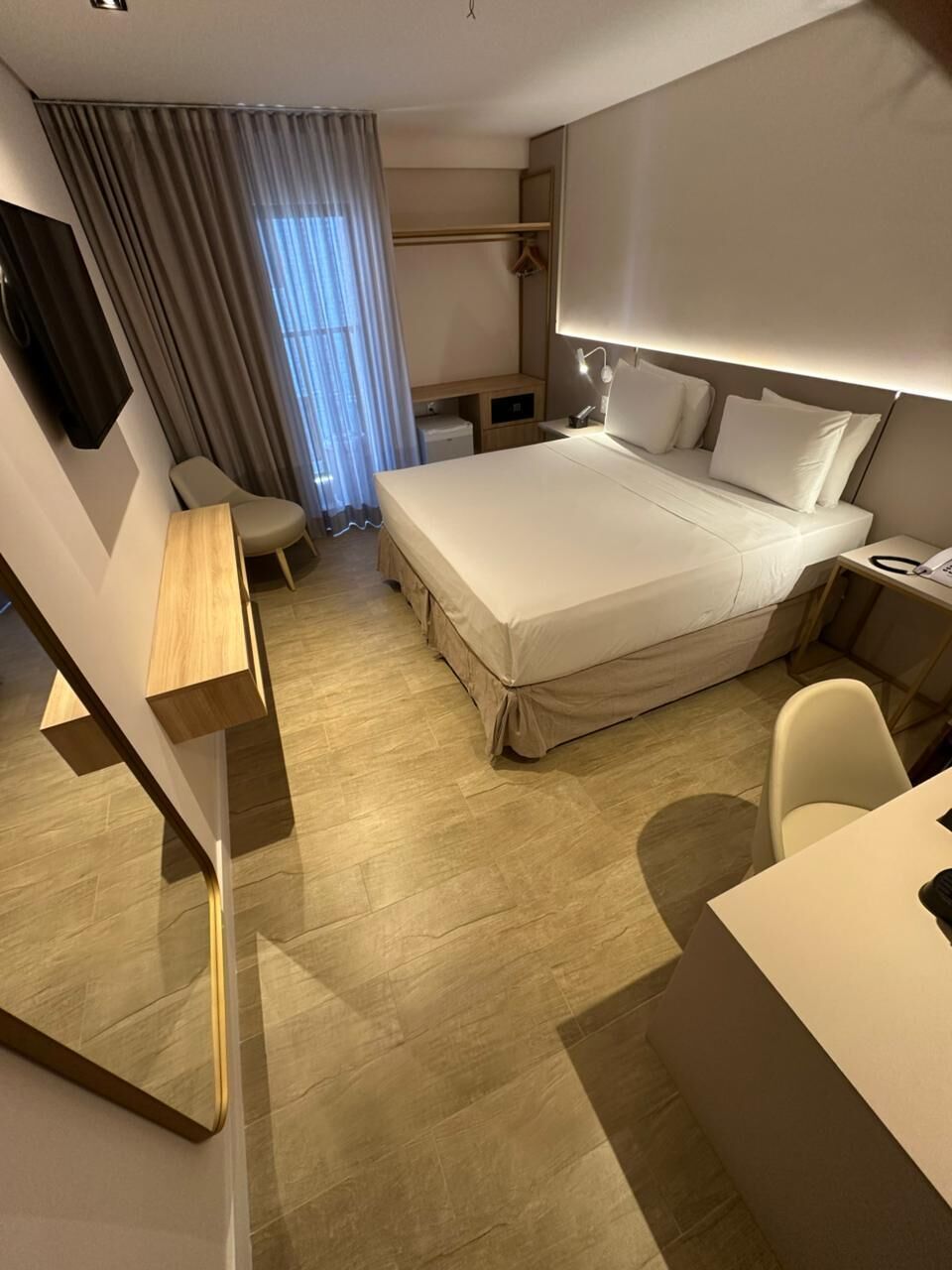 Family Room | Laptop workspace, free WiFi