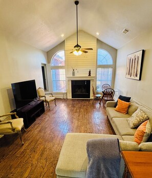 Smart TV, fireplace