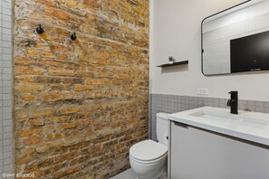 Regadera, toallas, jabón, papel de baño 