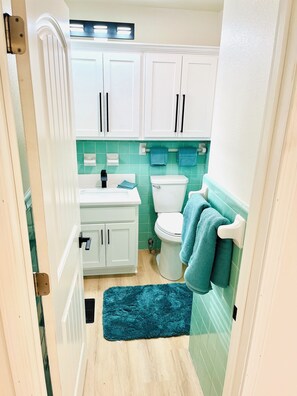 Dusche, Haartrockner, Handtücher, Seife