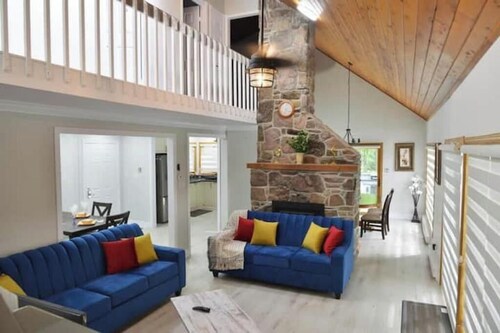 New Spacious Lakefront Family Cottage w/BBQ & Toys