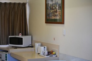 Fridge, microwave, cookware/dishes/utensils - Royal Motel Rockhampton (Allenstown)