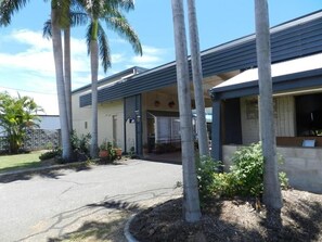 Property entrance - Royal Motel Rockhampton (Allenstown)