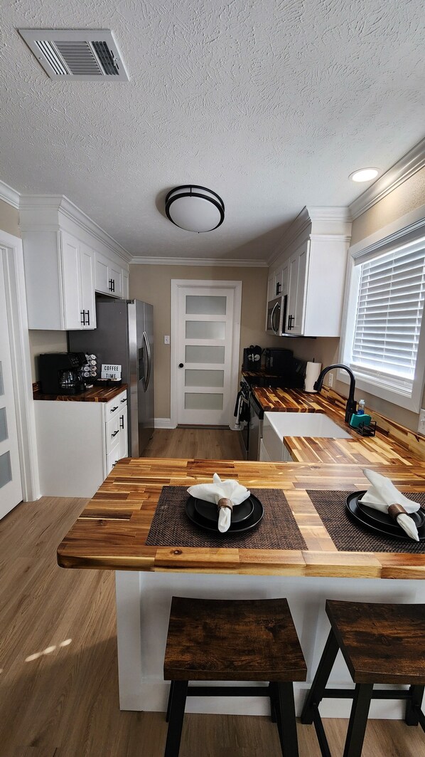 Fridge, microwave, oven, stovetop - The Texarkana Baby - Urban Living in Historic Neighborhood + 2-Car Garage (Texarkana)