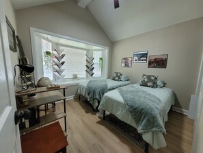 3 habitaciones, escritorio, tabla de planchar con plancha y wifi gratis