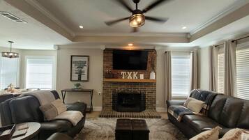 Älytelevisio, takka, kirjoja, työhuone