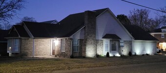 NEW Cozy 3BR Retreat + 2-Car Garage in Historic Texarkana