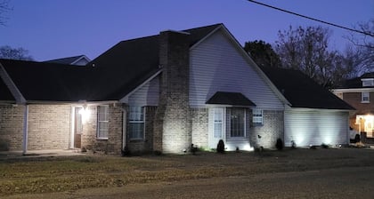 NEW Cozy 3BR Retreat + 2-Car Garage in Historic Texarkana