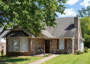 Exterior - The Texarkana Baby - Urban Living in Historic Neighborhood + 2-Car Garage (Texarkana)