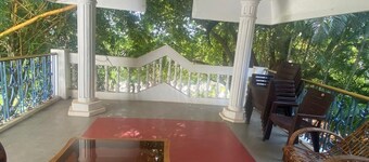 Charming 4-bedroom villa with AC and WiFi in enchanting Bommayapalayam Peaceful,