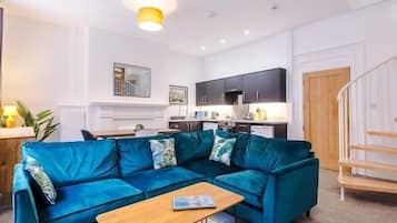 Apartment | Living area | 40-inch LCD TV with cable channels