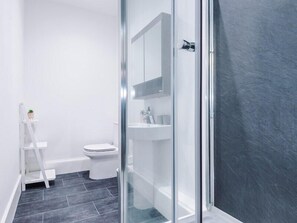 Apartamento | Banheiro | Chuveiro, produtos de toalete grátis, secador de cabelo 