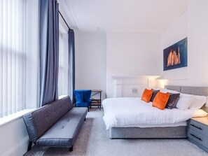 2 habitaciones, escritorio y espacio para trabajar con laptop 