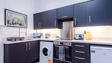 Apartamento | Cocina privada | Frigorífico pequeño, microondas, horno y placa de cocina